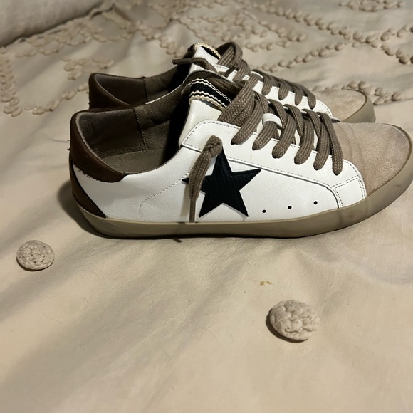 Shushing - Picture 2 of 5